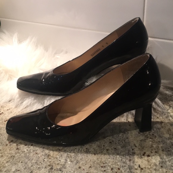 STUART WEITZMAN Black Patent Pumps - Picture 4 of 11